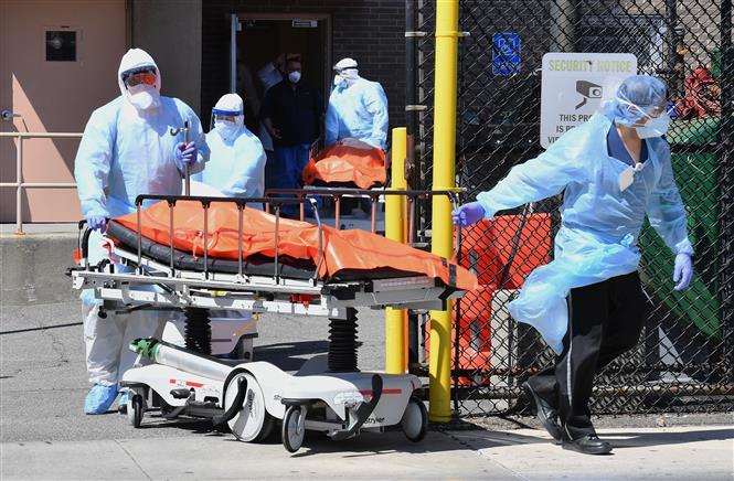 Chuyển thi thể bệnh nhân tử vong do COVID-19 tới nhà xác ở Brooklyn, New York, Mỹ. Ảnh: AFP