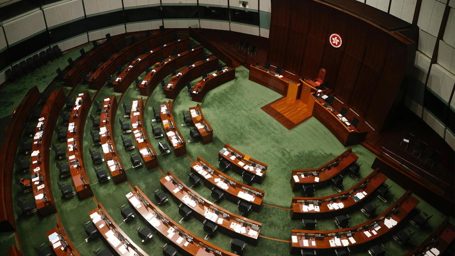 Phòng họp của Hội đồng Lập pháp Hồng Kông sau khi bốn nghị sĩ Dân Chủ bị loại khỏi cơ quan lập pháp này theo lệnh của Bắc Kinh ngày 11/11/2020. Ảnh: Reuters.