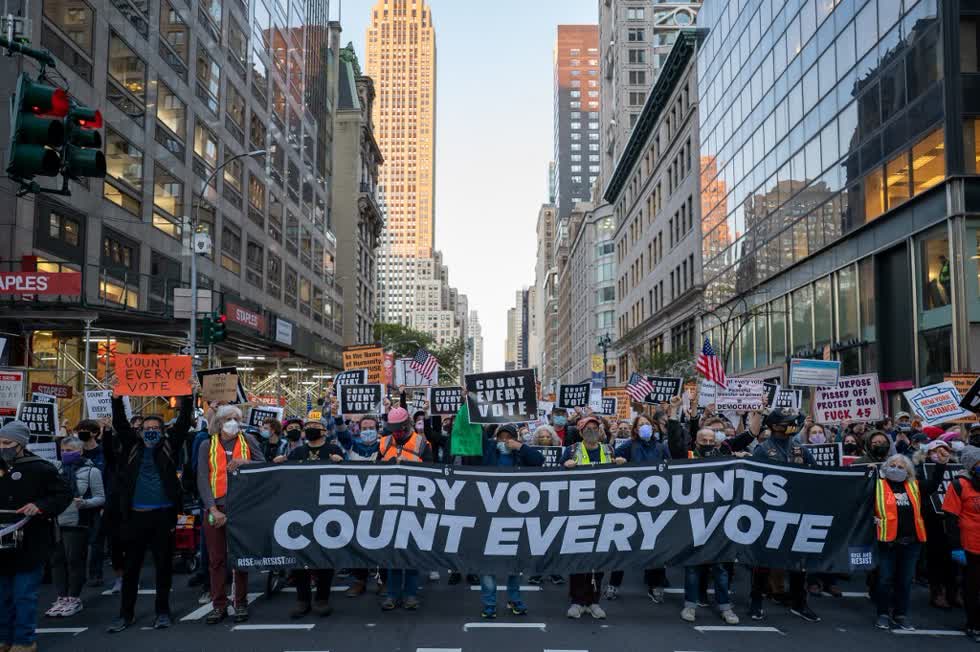 Hàng nghìn người ủng hộ Biden tuần hành ở New York yêu cầu đếm đủ mọi phiếu bầu hôm 4/11. Ảnh: AFP.