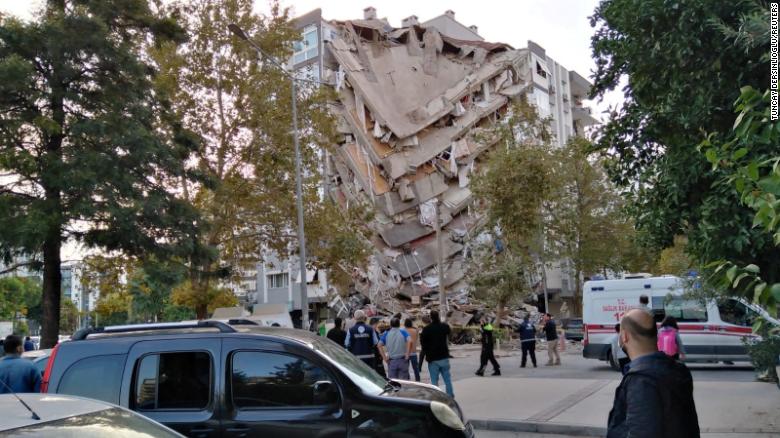   Thị trưởng thành phố Izmir (Thổ Nhĩ Kỳ) - ông Tunc Soyer cho biết ít nhất 20 tòa nhà ở thành phố đã bị phá hủy. Ảnh: CNN  