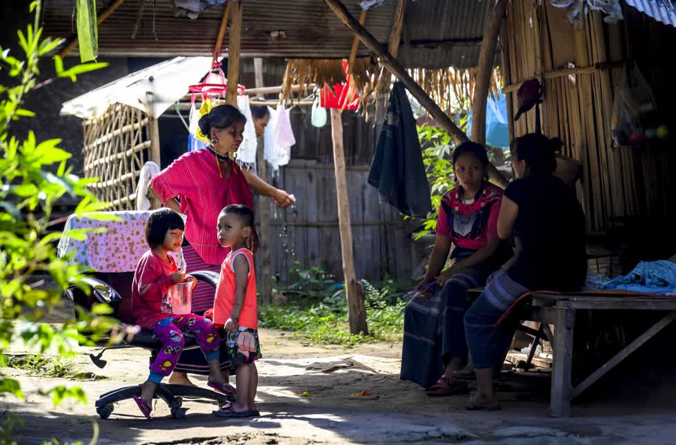 Đa số những bộ lạc này đã di cư đến Chiang Mai từ thế kỉ trước và vẫn giữ vững truyền thống và văn hóa một cách ấn tượng, chính điều này đã thu hút cả du khách lẫn dân địa phương trước đây, tuy nhiên đại dịch COVID-19 đã làm cho ngôi làng hiu quạnh hơn. Ảnh: AFp