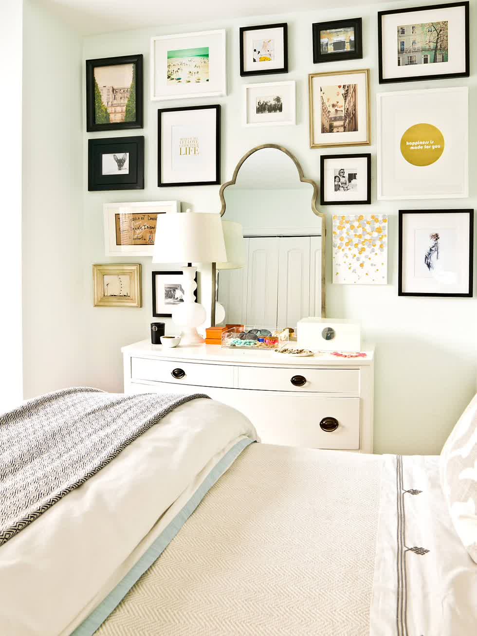 Sử dụng không gian xung quanh gương trang điểm trong phòng ngủ cho bức tường phòng trưng bày đáng yêu.