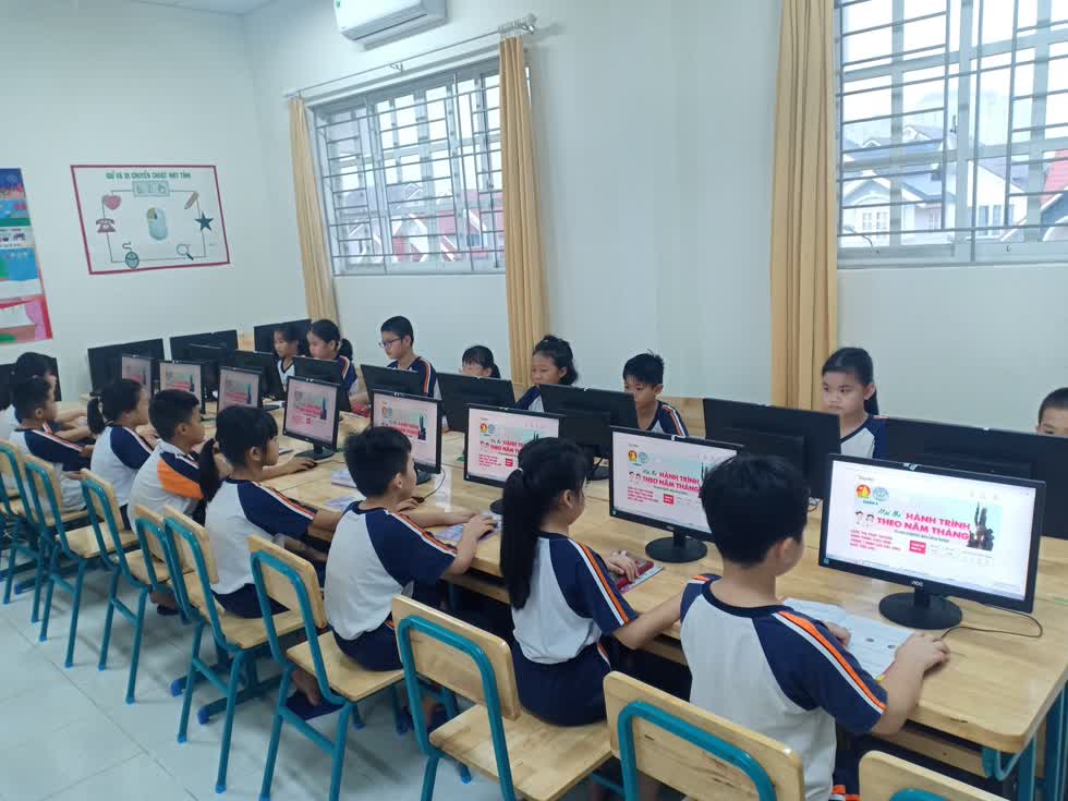 Vừa đưa vào hoạt động năm học 2019-2020, Trường tiểu học Trần Thị Bưởi nằm trong khu dân cư dân trí cao của phường Phước Long B, quận 9, với gần 1.200 học sinh.