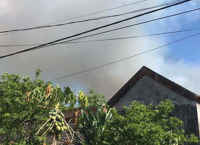 Cháy rừng lan gần sát khu vực dân cư.