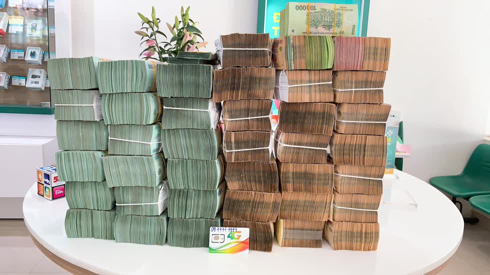 15 tỷ đồng được trả bằng tiền mặt sau khi giao dịch thành công tại một cửa hàng Viettel. Ảnh: FB Trần Thành