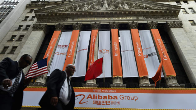 Tòa nhà giao dịch chứng khoán New York được nhìn thấy được trang trí bằng các biểu ngữ vào ngày 19/9/2014 khi công ty khổng lồ Trung Quốc Alibaba ra mắt Phố Wall.