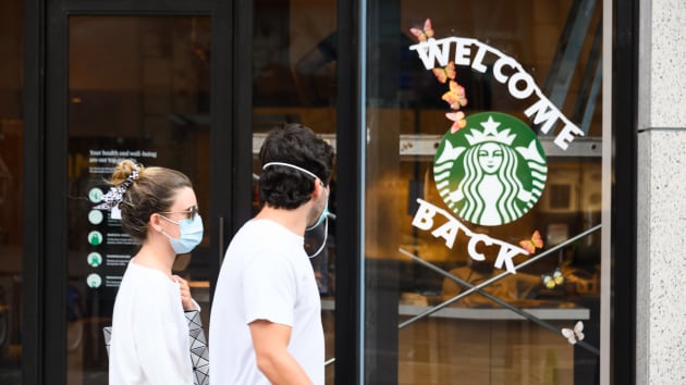   Mặc dù dừng chạy quảng cáo trên Facebook nhưng Starbucks cho biết không liên quan đến chiến dịch #StopHateForProfit. Ảnh: CNBC.  