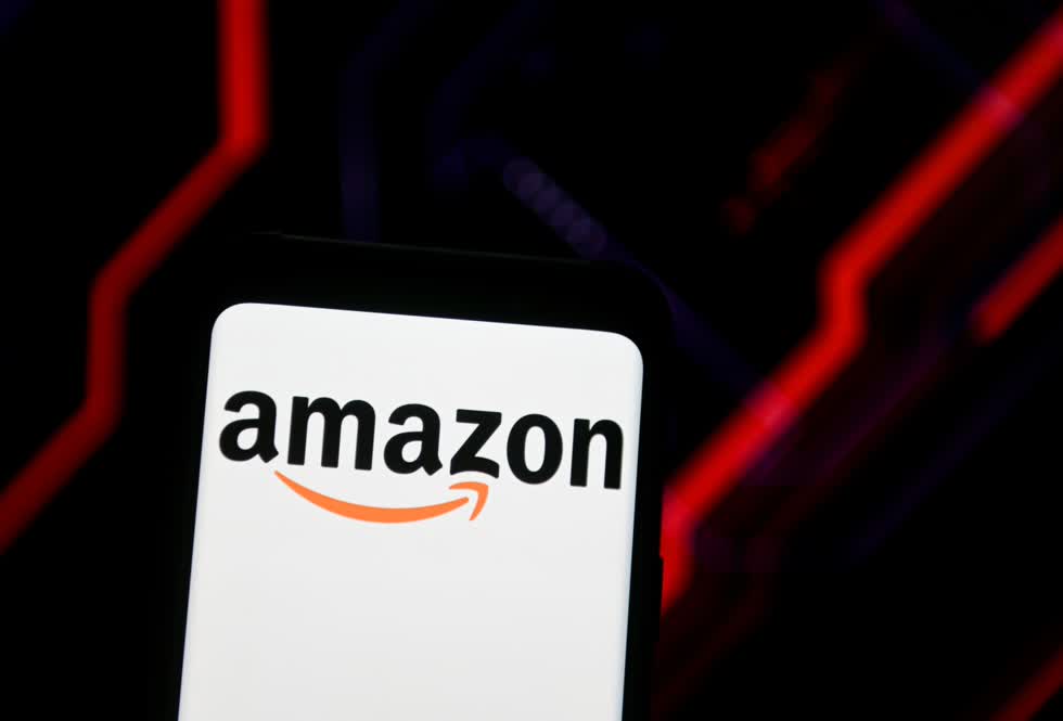 Logo của Amazon được nhìn thấy hiển thị trên điện thoại thông minh. Ảnh: CNBC.