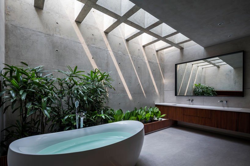 Phòng tắm với thiết kế bồn tắm rất trang nhã và không gian xanh tươi, gần gũi với thiên nhiên.