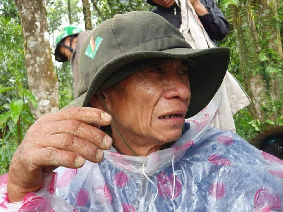 Ông Hồ Văn Đệ (78 tuổi, trú thôn 1, xã Trà Leng, huyện Nam Trà My, Quảng Nam) không thể tin nổi ông đã mất cả gia đình sau một buổi chiều đi rẫy.