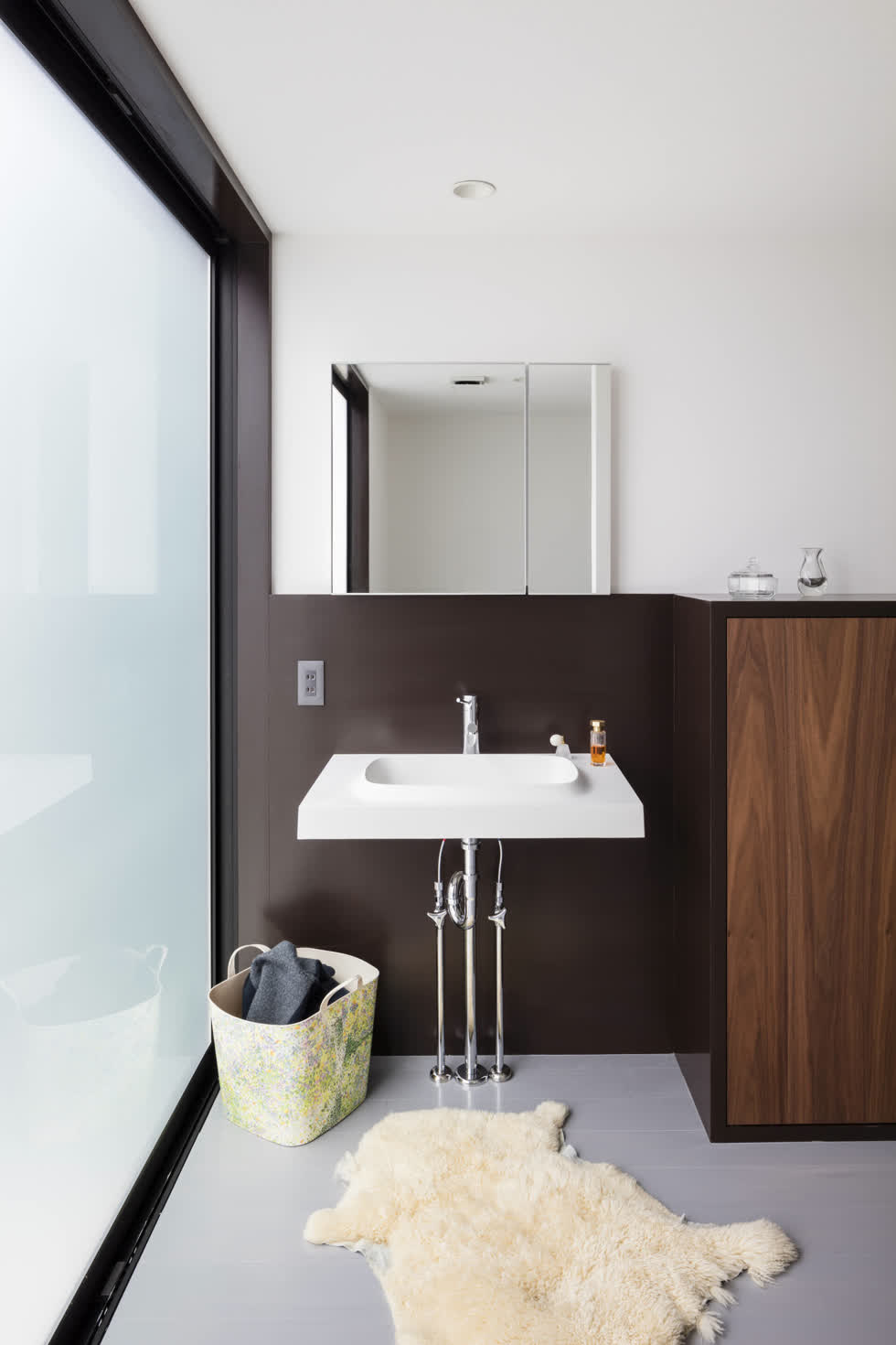 Khu vực phòng tắm không quá cầu kỳ, vẫn là gam màu nâu trầm cũng bồn rửa mắt đơn giản. Sự đơn giản trong nội thất giúp căn nhà trở nên gọn gàng, ngăn nắp và thông thoáng hơn.