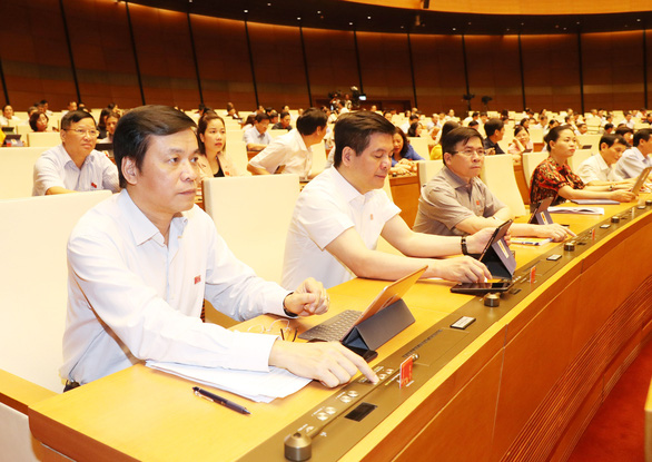 Các đại biểu bấm nút biểu quyết thông qua một số nghị quyết của Quốc hội. Ảnh: Quochoi.vn