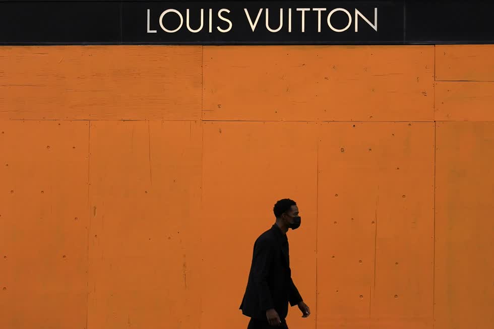 Một người đàn ông đi ngang qua bên ngoài cửa hàng của Louis Vuitton ở San Francisco hôm 1/11/2020, trước Ngày bầu cử. Ảnh AP