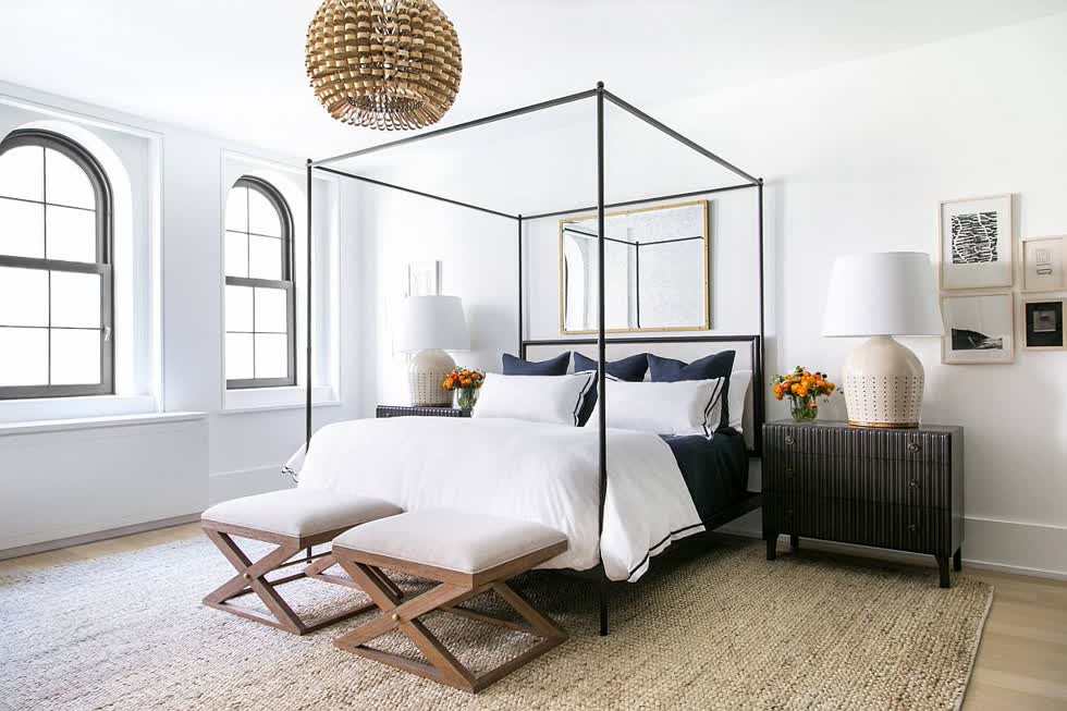   Phòng ngủ tối thiểu với một chiếc giường bốn cọc mỏng, trở thành điểm nhấn tinh tế trong phòng ngủ phong cách tối giản, hiện đại.  
