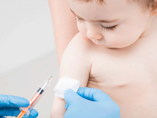 Trẻ em nên được tiêm đủ 3 mũi vắc xin bạch hầu-ho gà-uốn ván (DPT) hoặc vắc xin DPT-VGB-Hib cho trẻ dưới 1 tuổi. Ảnh minh họa