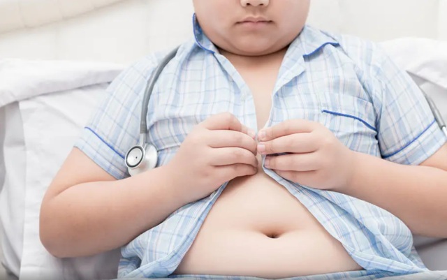Trẻ có thể thiếu cân hoặc béo phì khi lạm dụng sữa tươi. Ảnh minh họa