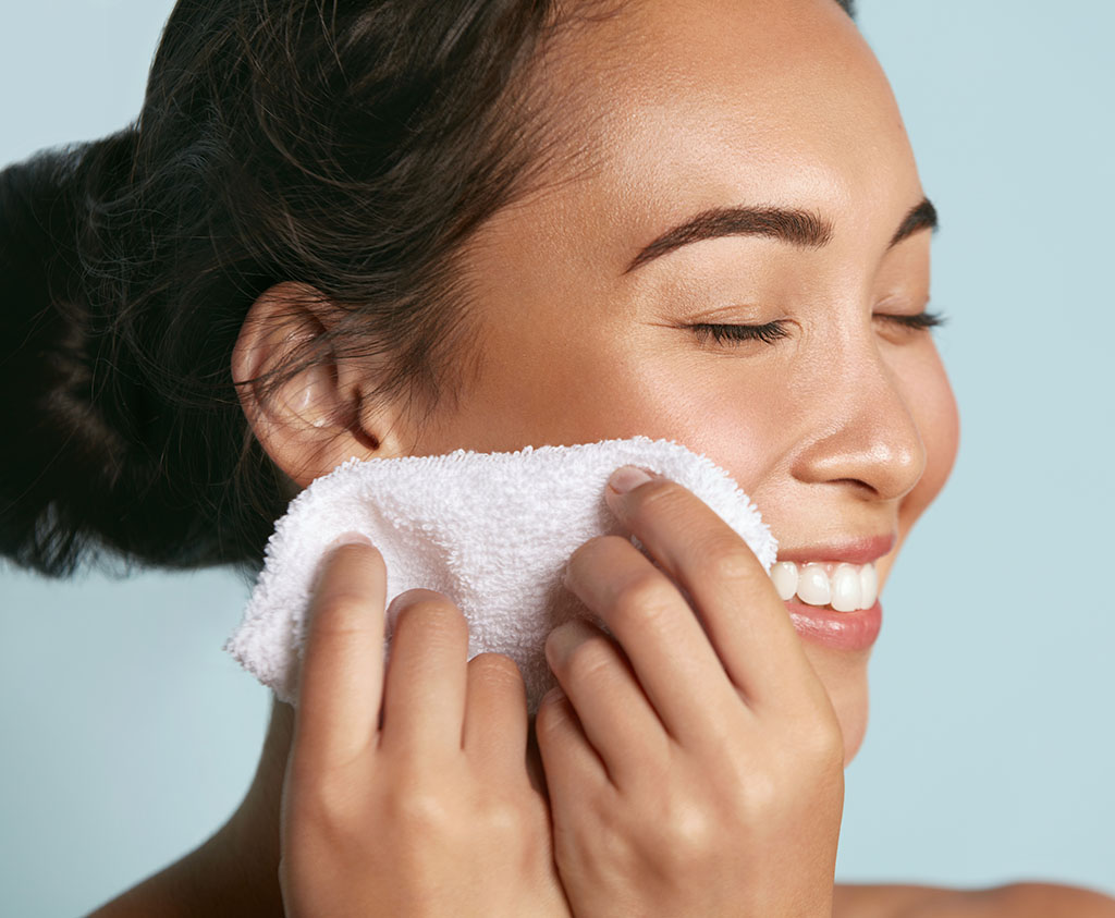 Loại bỏ lớp bóng nhờn trên da bằng phương pháp rửa sạch mặt. Ảnh: Shutterstock 