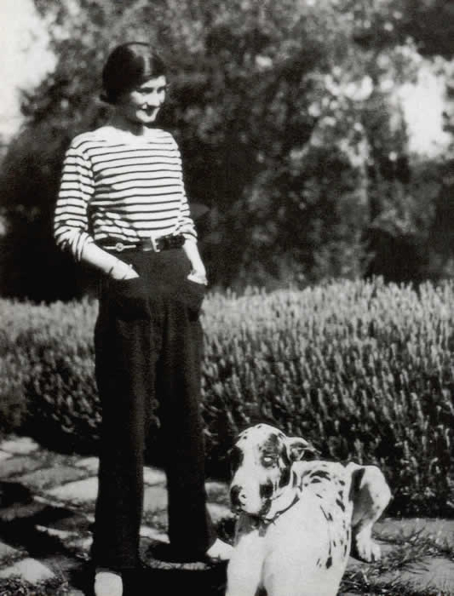 Coco Chanel không chỉ là người “mở đường” giúp phụ nữ có thể mặc quần âu như nam giới, mà còn có công lăng xê kiểu áo kẻ sọc thủy thủ, hay còn gọi là áo Breton. Ảnh: Wikimedia Commons 