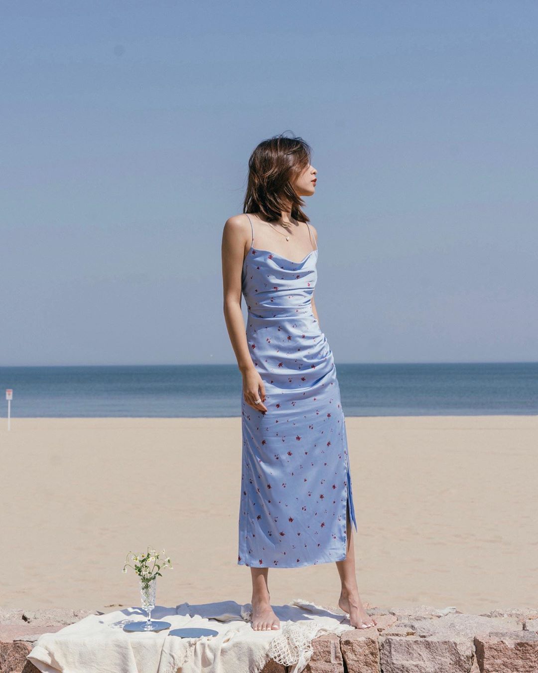 slip dress xanh lụa họa tiết hoa phong cách retro 90 vintage