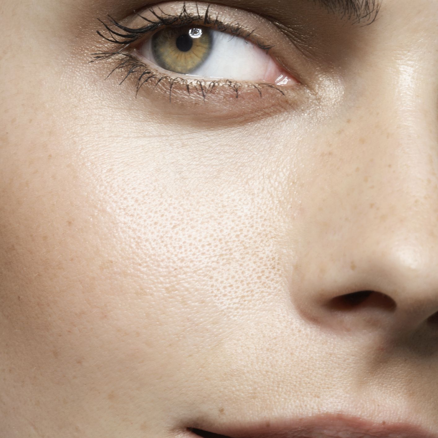 Lỗ chân lông to trên khuôn mặt là một trong những khuyết điểm khiến nàng mất đi sự tự tin. Ảnh: Getty Images. 
