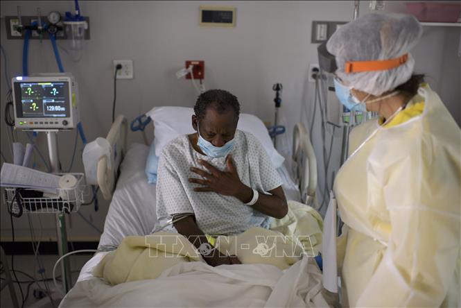 Bệnh nhân mắc COVID-19 được điều trị tại một bệnh viện ở Houston, bang Texas, Mỹ ngày 2/7/2020. Ảnh: AFP/TTXVN 