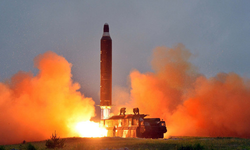 Tên lửa đạn đạo Triều Tiên trong vụ phóng thử hồi tháng 4/2017. Ảnh: KCNA