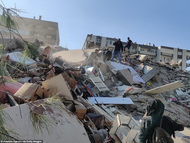 Nhà cửa đổ nát tan hoang xung quanh hiện trường vụ động đất. Ảnh: Anadolu