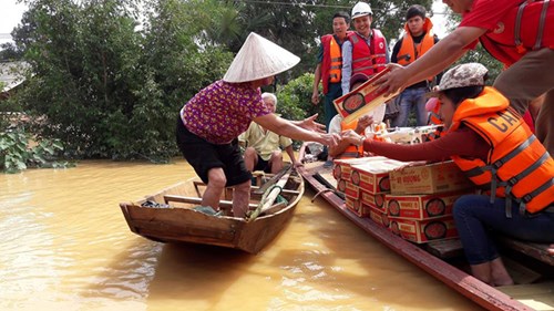 Hỗ trợ người dân miền Trung ảnh hưởng bởi bão và lũ lụt. Ảnh minh họa