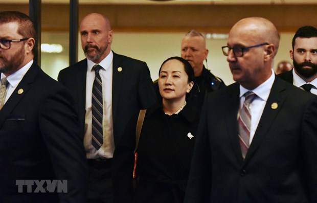 Giám đốc Tài chính (CFO) của Tập đoàn công nghệ Huawei (Trung Quốc) Mạnh Vãn Châu rời khỏi Tòa án Tối cao British Columbia ở Vancouver (Canada) sau phiên xét xử, ngày 23/1/2020. Ảnh: AFP/TTXVN