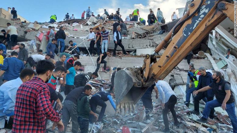   Quan chức Thổ Nhĩ Kỳ xác nhận đã có 20 người tử vong và gần 800 người bị thương sau vụ động đất. Trong khi đó, tại Hy Lạp, hai thiếu niên – một trai một gái – cũng đã thiệt mạng trong tai nạn thương tâm khi một tòa nhà đổ ập lên người sau cơn rung chấn. Ảnh: Reuters.  