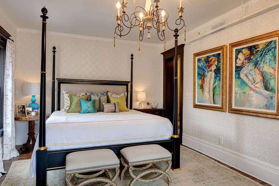 Giường bốn cọc xinh xắn mang đến nét duyên dáng nghệ thuật cho phòng ngủ chiết trung hiện đại.