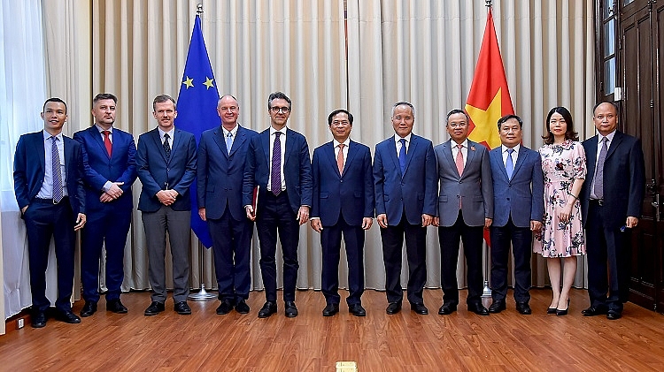   Việt Nam phê chuẩn Hiệp định Thương mại Tự do (EVFTA) và Hiệp định Bảo hộ Đầu tư (EVIPA) cho Phái đoàn Liên minh Châu Âu (EU) tại Hà Nội. Ảnh: Công Thương.  