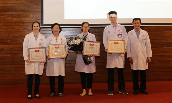 Các nhân viên y tế, bác sĩ bệnh viện Chợ Rẫy đã chăm sóc cho bệnh nhân 91 được trao tặng bằng khen. 