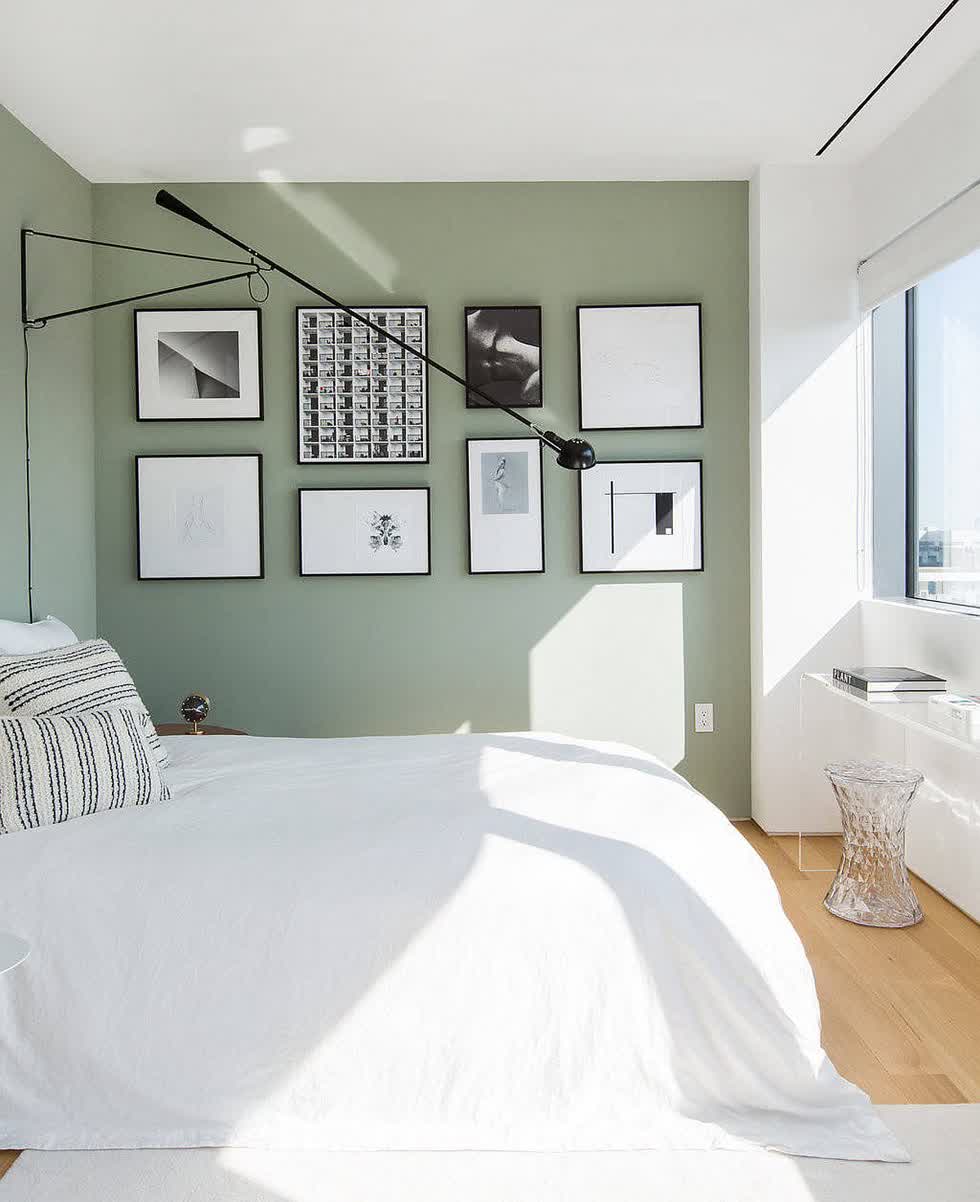 Tường đầu giường màu xanh lá là phông nền lý tưởng cho bộ ảnh đen – trắng thêm phần nổi bật, hút mọi ánh nhìn.