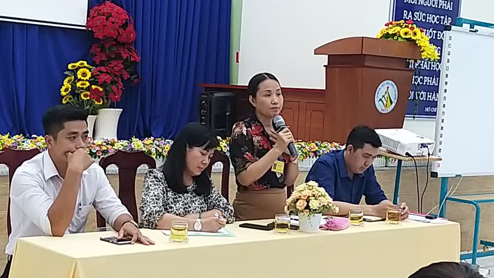 Hiệu trưởng Nguyễn Thị Thu Hương (thứ 2 từ phải qua) đã lên tiếng xin lỗi phụ huynh vì sự thiếu trách nhiệm trong công tác kiểm tra, giám sát nguồn thực phẩm. Ảnh: T.H