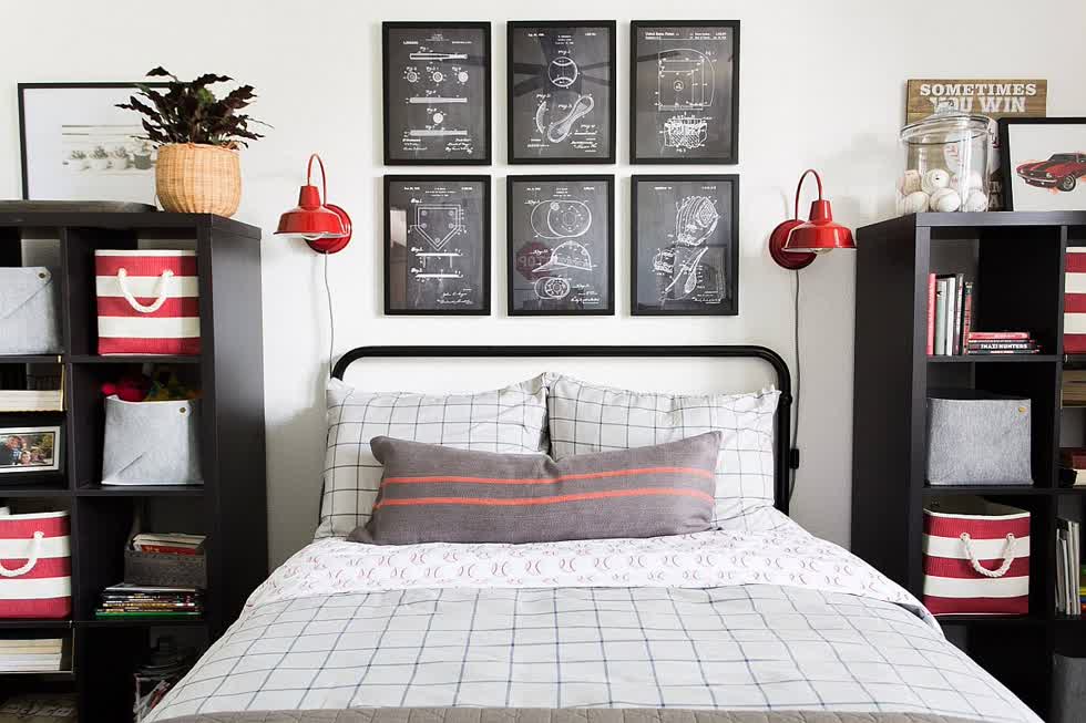   Tranh tường đầu giường được xem là sự bổ sung hoàn hảo cho phòng ngủ phong cách công nghiệp hiện đại. Những điểm nhấn màu đỏ từ đèn, giỏ đựng tạo điểm nhấn ấm áp.  
