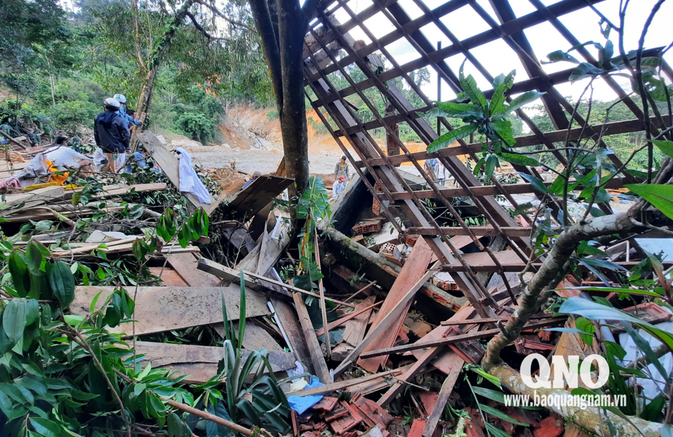 Những căn nhà ở thôn 1 Trà Leng bị vùi lấp chẳng còn lại gì. Ảnh: Quảng Nam Online