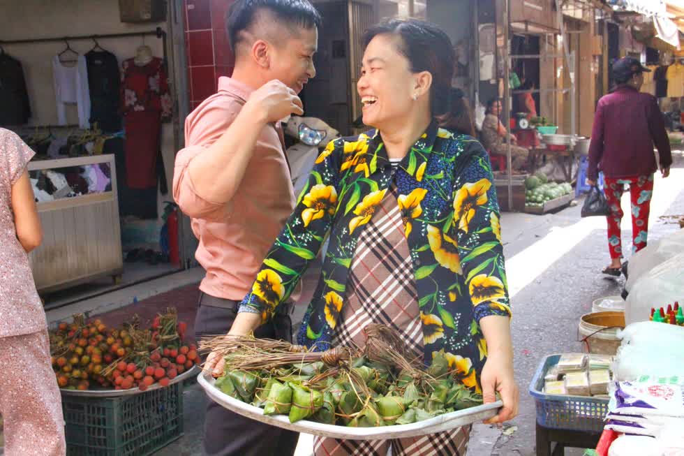  Bánh ú tro là món ăn quen thuộc của người miền Trung và cũng là món không thể thiếu trong ngày tết Đoan Ngọ.   