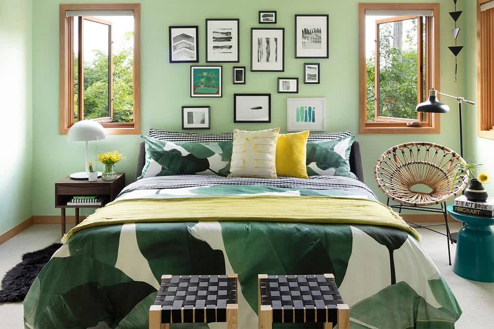 Với nhiều sắc độ khác nhau của màu xanh lá, phòng ngủ tuổi teen luôn tươi mới, tràn đầy năng lượng. Tranh tường đầu giường gây ấn tượng thị giác mạnh mẽ.