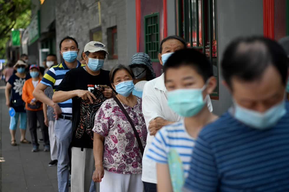 Người dân xếp hàng để được xét nghiệm COVID-19 tại Bắc Kinh vào Chủ nhật (21/6). Ảnh: AFP.