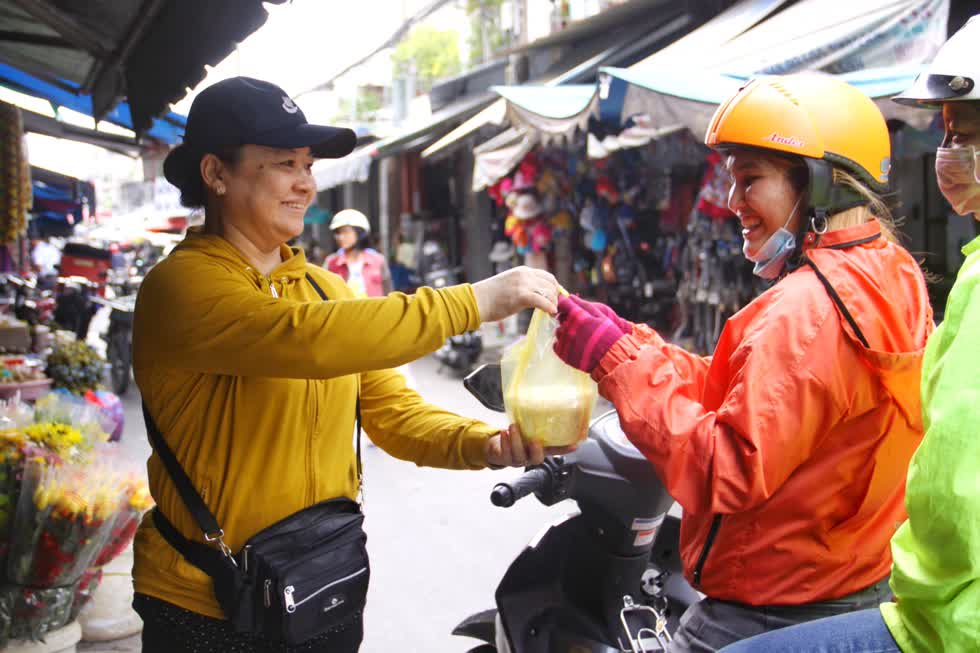   Mặc dù, ngày mai (25/6) mới chính thức là Tết Đoan Ngọ nhưng nhiều bà nội trợ đã tranh thủ sắm đồ cúng trước để tránh tình trạng chen chút và mua hàng không như ý.  