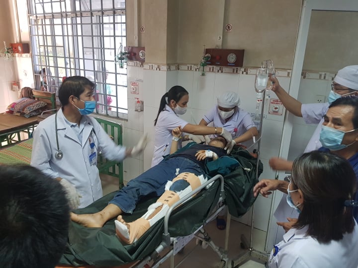 Những người bị thương nặng được đưa đến bệnh viện cấp cứu. Ảnh: VGP