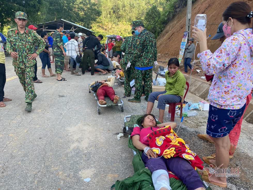 Đã có 13 nạn nhân trong vụ sạt lở tại Trà Leng được đưa đến Trung tâm y tế Bắc Trà My điều trị, trong đó 4 người chuyển lên bệnh viện đa khoa Quảng Nam. Ảnh: VietnamNet.