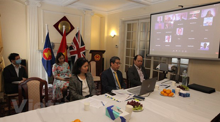Đại sứ Trần Ngọc An và cán bộ Đại sứ quán Việt Nam tại Vương quốc Anh tham dự Hội thảo trực tuyến. Ảnh: Vietnam+.