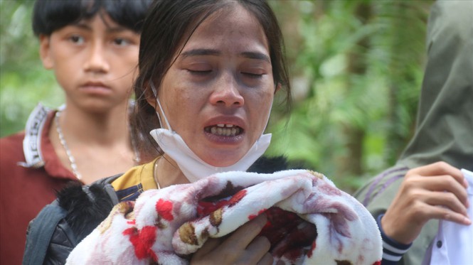 Chị Hồ Thị Bông, vợ bí thư xã Trà Leng Lê Hoàng Việt, một trong số nạn nhân bị vùi lấp trong vụ sạt lở kinh hoàng khóc trong đau đớn khi hay tin chồng mất.