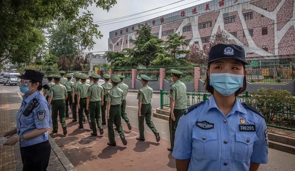 Văn phòng y tế Bắc Kinh kêu gọi bất cứ ai đến thăm chợ Xinfadi kể từ ngày 30/5 phải báo cáo với chính phủ để họ có thể được kiểm tra. Ảnh: EPA-EFE.