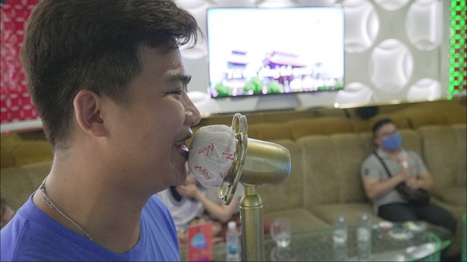 Người Sài Gòn thích thú đi hát khi karaoke mở cửa trở lại. Ảnh: Thanh Niên