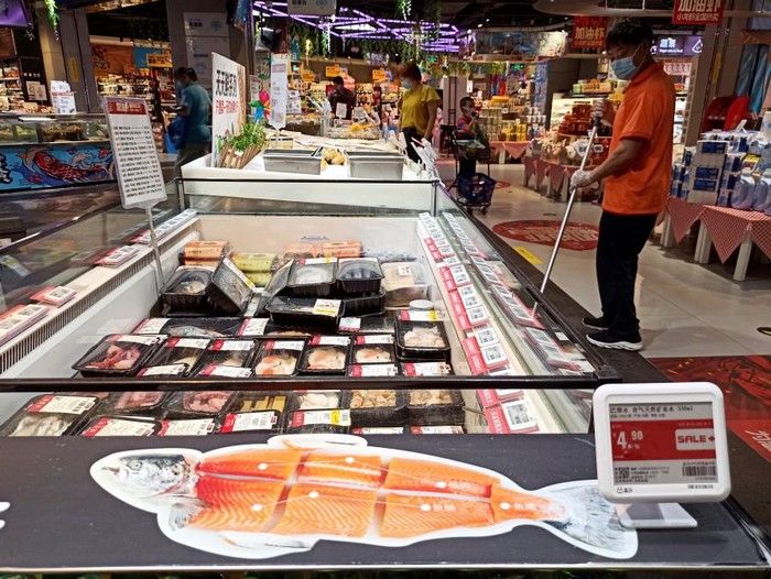   Cá hồi bày bán tại siêu thị ở quận Fengtai (Bắc Kinh) ngày 13/6. Ảnh: CNS.  