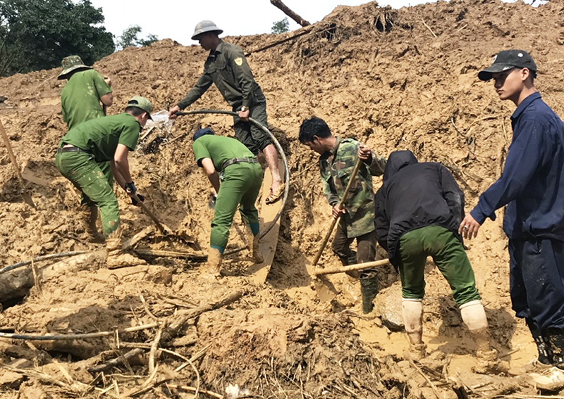Lực lượng cứu nạn, cứu hộ tìm kiếm các nạn nhân mất tích ở xã Phước Lộc.