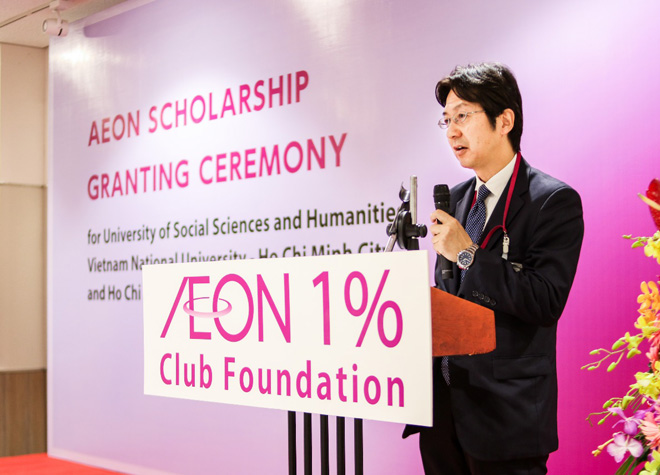 Đại diện Qũy Aeon 1% Club phát biểu trong chương trình học bổng Aeon năm 2017 tại Việt Nam. Ảnh: Internet